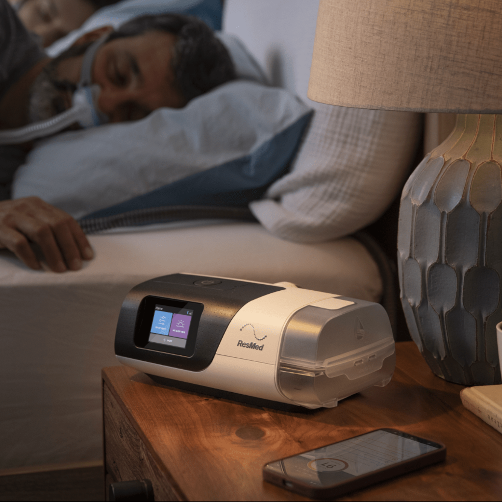 Schlafender Mann mit einer CPAP-Maske auf dem Kopf