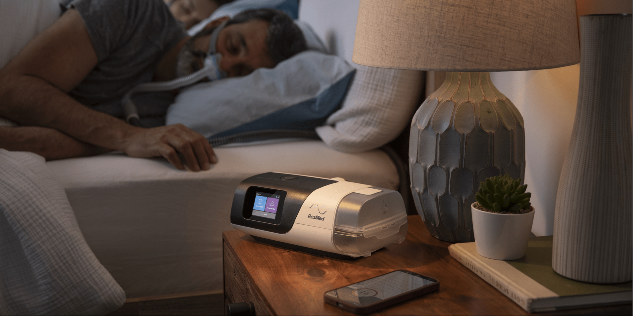 Schlafender Mann mit einer CPAP-Maske auf dem Kopf