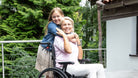 Lächelnde ältere Dame auf einem Icon35 Rollstuhl mit einem fröhlichen Kind